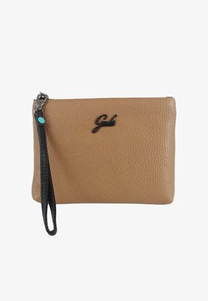 Bustina da polso in pelle marrone chiaro con texture, con cinturino nero e cerniera, con logo "Gabs" nero sul davanti.
