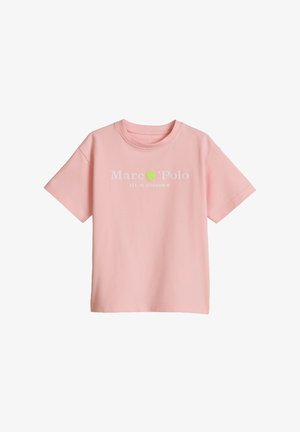 T-shirt rose clair à manches courtes avec texte blanc "Marc O'Polo" et logo cercle vert centré sur la poitrine.