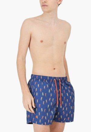 Costumi da bagno da uomo in blu navy con un motivo ripetuto di cavallucci marini in rosso e giallo. Vita elastica con cordoncino arancione.