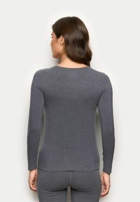 Maglia a maniche lunghe, aderente in tessuto a maglia grigio scuro. Presenta un collo rotondo e un orlo sottile, con una texture liscia e cuciture minime.