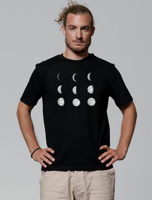 Zwarte katoenen t-shirt met een grafiek van maanfases in het wit, waaronder halvemaan en volle manen, gecentreerd op de voorkant.