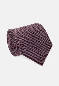 Bordowy krawat z geometrycznym białym wzorem, gładka tekstura materiału i klasycznie zwężany koniec, starannie zwinięty do prezentacji.