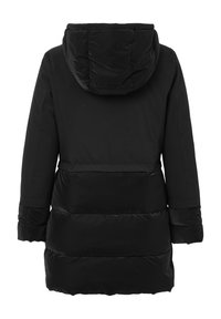 Manteau rembourré noir avec capuche, présentant un design matelassé, une texture lisse et une taille cintrée. Pas de logos ni d'embellissements visibles.