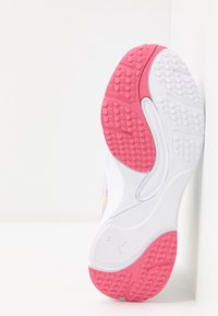 Weiße Sneaker-Sohle mit pinkem Gummi-Außensohle. Texturierte Muster für Griffigkeit. Die Seite weist eine glatte weiße Oberfläche und ein kleines Logo auf.