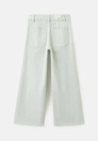 Lysegrønne vidde jeans af blødt stof, med to baglommer og et mærke over linningen.