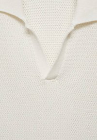 Pull en tricot blanc avec col en V, tissu texturé et manches courtes. Col côtelé lisse avec une finition soignée.