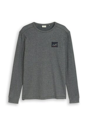 T-shirt à manches longues gris foncé avec col rond et un petit patch noir avec un motif de montagne blanche sur le côté gauche de la poitrine.