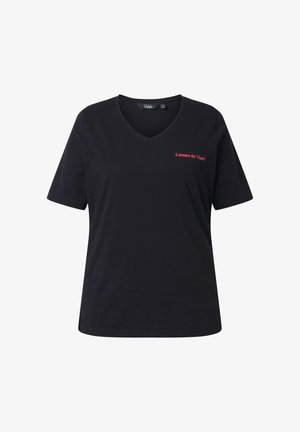 Camiseta negra de cuello en V y manga corta con pequeño texto rojo "Campo de' Fiori" en el pecho izquierdo.