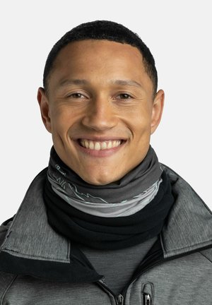 Gaiter de cuello de múltiples capas con un tejido suave y elástico en tonos negros y grises, con un sutil diseño abstracto y una textura suave.