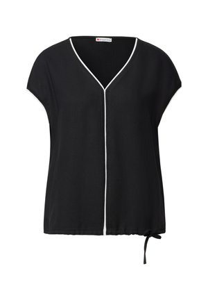 Czarna bluzka z dekoltem w serek, krótkimi rękawami i białą lamówką. Posiada zdobienie z gathered tie na dolnym wykończeniu, co pozwala na regulację dopasowania.