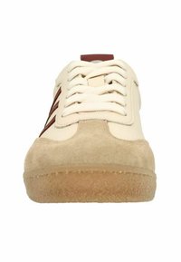 Sneaker con parte superiore sintetica color crema e accenti in suede marrone, punta rotonda e suola in gomma texturizzata. Chiusura con lacci piatti.