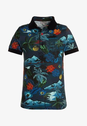 Kortærmet polo skjorte med en marineblå bund og livlige blomster- og bjergmønstre, sort krave og to-knaps placket.