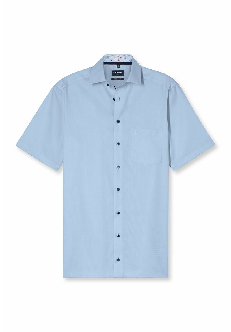 Lichtblauw kortemmershirt van gladde stof, met een knoopsluiting aan de voorkant, zwarte knopen en een borstzak met een gemusterde binnenkraag.
