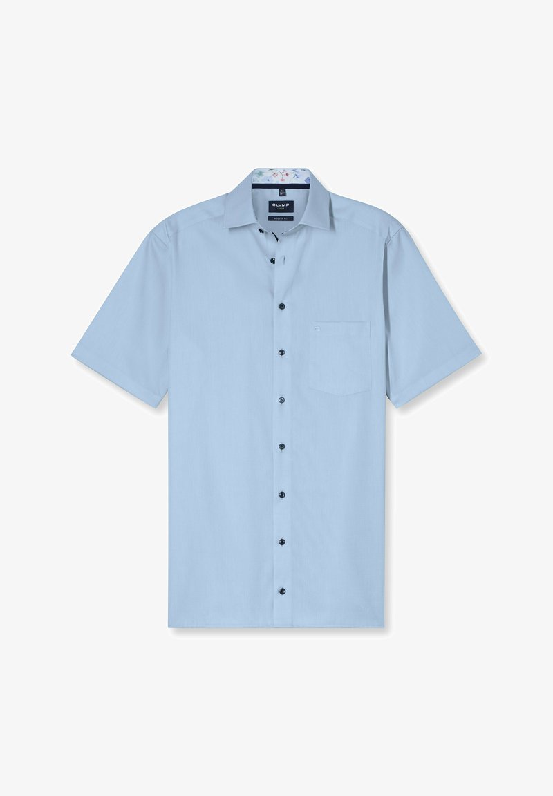 Hellblaues Kurzarmhemd aus glattem Stoff, mit durchgehender Knopfleiste, schwarzen Knöpfen und einer Brusttasche mit einem gemusterten Innenkragen.