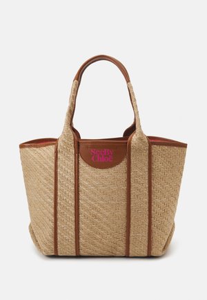 Beige gewebte Tragetasche mit braunen Ledergriffen und Besatz, mit pinkem "See By Chloé" Logo auf der Vorderseite.