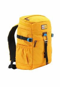 Gelber Rucksack aus strapazierfähigem Stoff, mit zylindrischer Form, verstellbaren Trägern, Seitentasche und Metallverschluss-Details.