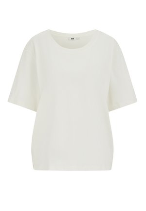 Vienkārša balta īsroku T-krekls ar apaļu kakla izgriezumu, brīva piegriezuma un ar redzamu etiķeti apkaklē, attēlots uz balta fona.