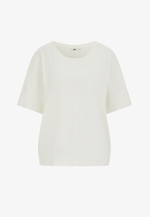 Prosta biała koszulka z krótkim rękawem, okrągłym dekoltem, luźnym krojem i widoczną metką wewnątrz kołnierzyka, prezentowana na białym tle.