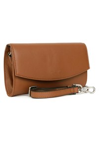 Clutch in pelle marrone con chiusura a patta, superficie testurizzata e tracolla staccabile. Presenta una clip in tonalità argento e un design elegante.