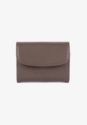 Braune Lederbörse mit abgerundetem Deckel, sichtbaren Nähten und "Lancaster Paris" geprägt auf der Vorderseite, vor einem weißen Hintergrund gezeigt.