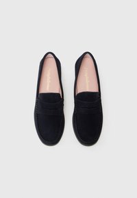 Tumedad nubukist slip-on kingad sujuva tekstuuriga, millel on õmmeldud õmblus ja diskreetne aktsent ees. Roosa sisetald.