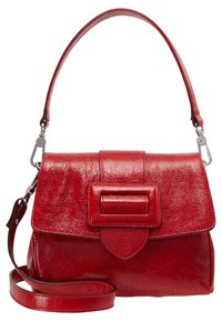 Sac à main en cuir rouge à la forme structurée, doté d'une fermeture à rabat et d'une boucle rectangulaire proéminente. Comprend une bandoulière amovible.