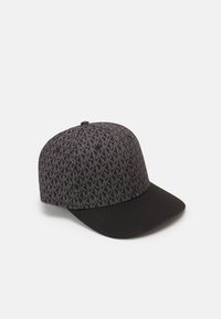 Gorra negra con una tela texturizada y un patrón de logotipos repetidos. La visera es plana y de un color más oscuro, ofreciendo un diseño deportivo.