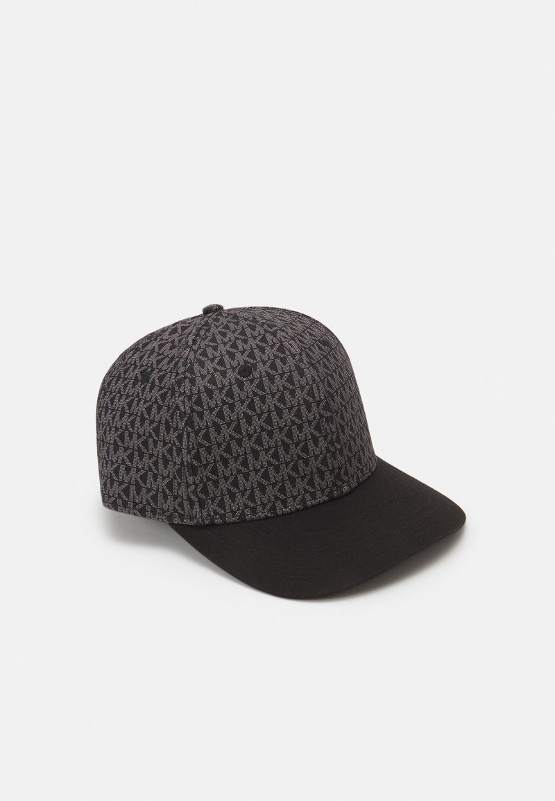 Gorra negra con una tela texturizada y un patrón de logotipos repetidos. La visera es plana y de un color más oscuro, ofreciendo un diseño deportivo.