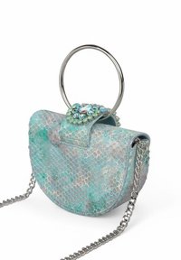 Bolso redondo texturizado en tonos de azul y plata, con un asa en forma de anillo plateado y una solapa decorada con piedras multicolores. Incluye una correa de cadena.
