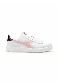Sneaker bianca con accenti rosa e neri, tomaia in pelle testurizzata, lato perforato per ventilazione e suola piatta in gomma.