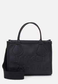 Juoda odinė rankinė su įspaustu „LANCEL PARIS 1976“ logotipu, struktūruota forma, dvi rankenos ir nuimamas petnešas.