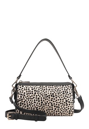 Rechthoekige zwart-wit gevlekte handtas met zwarte leren afwerking, bovenrits, korte handgreep en verstelbare lange schouderriem.