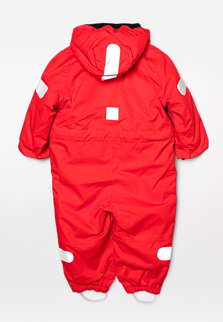 Mono acolchado rojo con capucha, que presenta detalles blancos en las mangas y la espalda, puños elásticos y una textura suave.