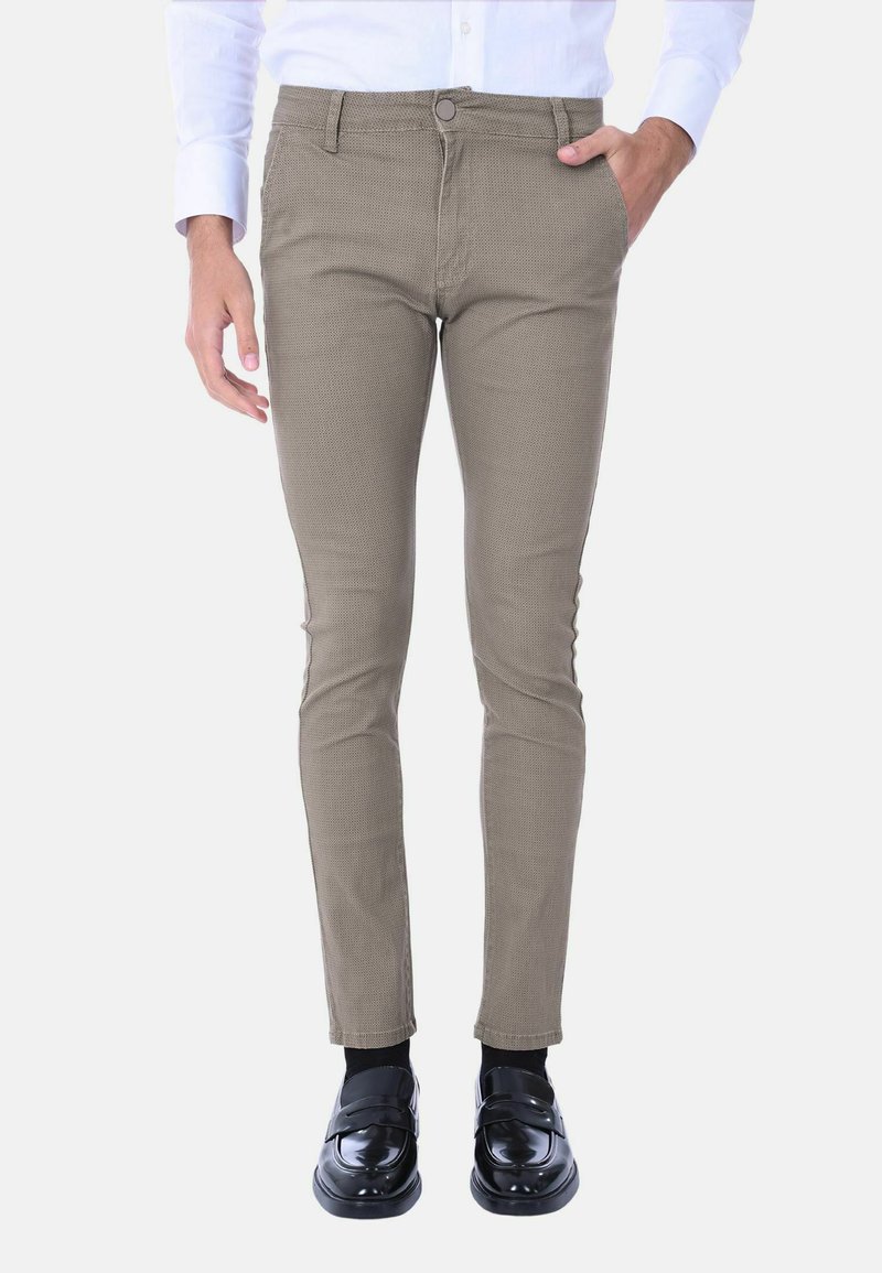 Pantaloni khaki slim-fit realizzati in cotone testurizzato, dotati di bottone frontale, passanti per cintura e tasche laterali, abbinati a mocassini neri.