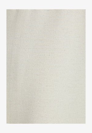 Natuurlijk geweven stof in off-white, met een gestructureerd oppervlak met subtiele variaties, die een consistent weefpatroon en lichte spikkels door het geheel toont.