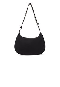Borsa hobo nera con una finitura liscia e opaca, silhouette curva e tracolla regolabile. Design minimalista, senza motivi visibili o accessori.