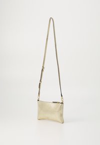 Borsa a tracolla dorata in metallo realizzata in pelle texturizzata con tracolla rimovibile e chiusura a zip; presenta un sottile dettaglio di branding.