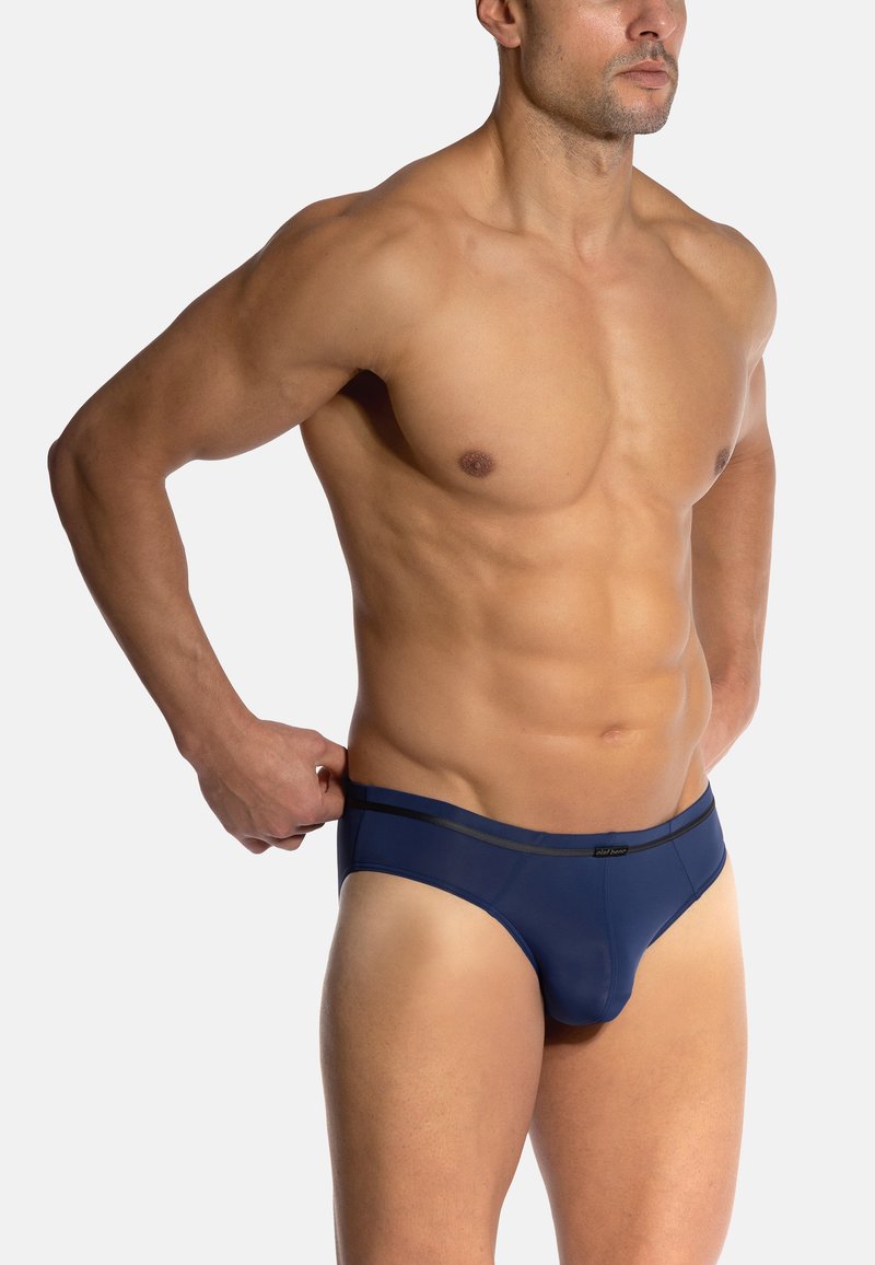 Marineblaue Herren-Unterhosen aus glattem Stoff mit einem kontrastierenden Bund, die eine figurbetonte Passform und einen minimalistischen Stil aufweisen.