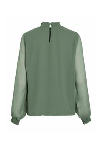 Grøn bluse med lange, gennemsigtige ærmer, struktureret stof, flæsekant ved halsudskæringen og en nøglehulslukning bagpå med en knap.