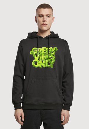 Sort hættetrøje lavet af blødt stof med en kængurulomme, med fed, levende grøn tekst "GREEN VIBES ONLY" i midten.
