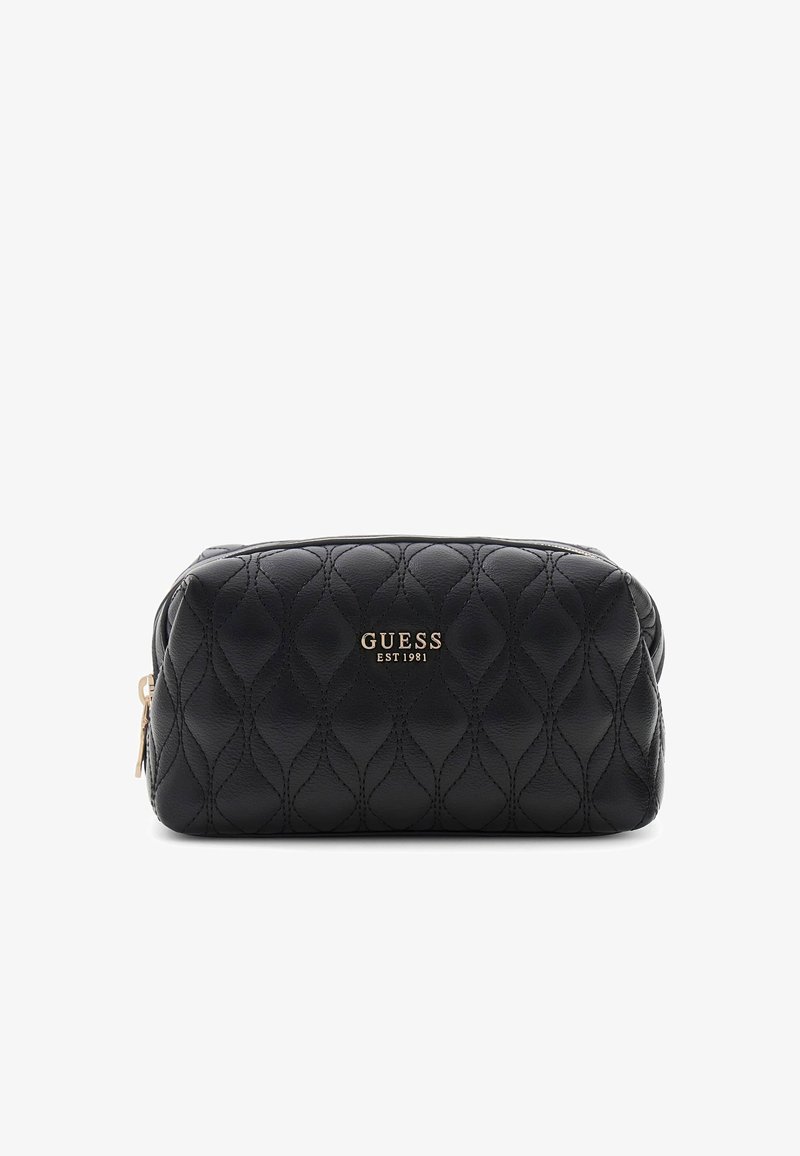 Pochette Guess matelassée noire avec fermeture éclair dorée et logo "GUESS EST 1981" en lettres dorées sur le devant, présentée sur fond blanc.
