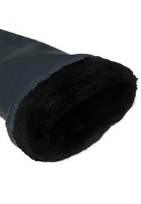 Polsino in pelliccia nera di un guanto impermeabile scuro, che mostra una superficie esterna liscia e un interno soffice per calore e comfort.