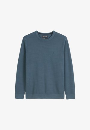 Jasnoniebieski sweter o teksturowej strukturze, z okrągłym dekoltem, długimi rękawami i małym logo na piersi. Miękka tkanina z prążkowanymi mankietami i dolnym wykończeniem.