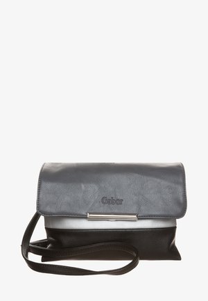 Sac à main en cuir gris et noir avec une fermeture à rabat, doté d'un accent argenté et d'une longue bandoulière pour le porter à l'épaule ou en travers du corps.