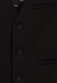 Černá vesta s hladkým povrchem, která má pět černých knoflíků a kapsu. Vnitřní podšívka vykazuje vzor bílých motýlků.