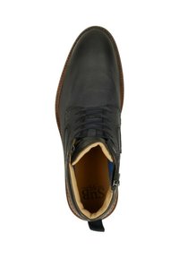 Zwarte leren laars met een textuur oppervlak, ronde neus, vetersluiting aan de voorkant en een zijrits. Lichtbruine binnenkant met een zichtbaar logo.