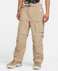 Beige cargobyxor med flera sidofickor, justerbart midjeband och förstärkt sömnad. Tillverkad av slitstark, lätt tyg.