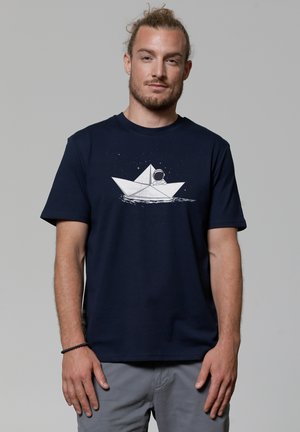 watapparel ASTRONAUT IN PAPER BOAT - T-shirt print - french navy