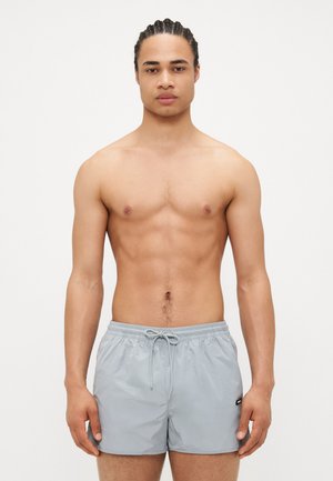 Grijze zwemshorts met een elastische tailleband en verstelbaar trekkoord. Glad materiaal met een lichte, snel drogende textuur.