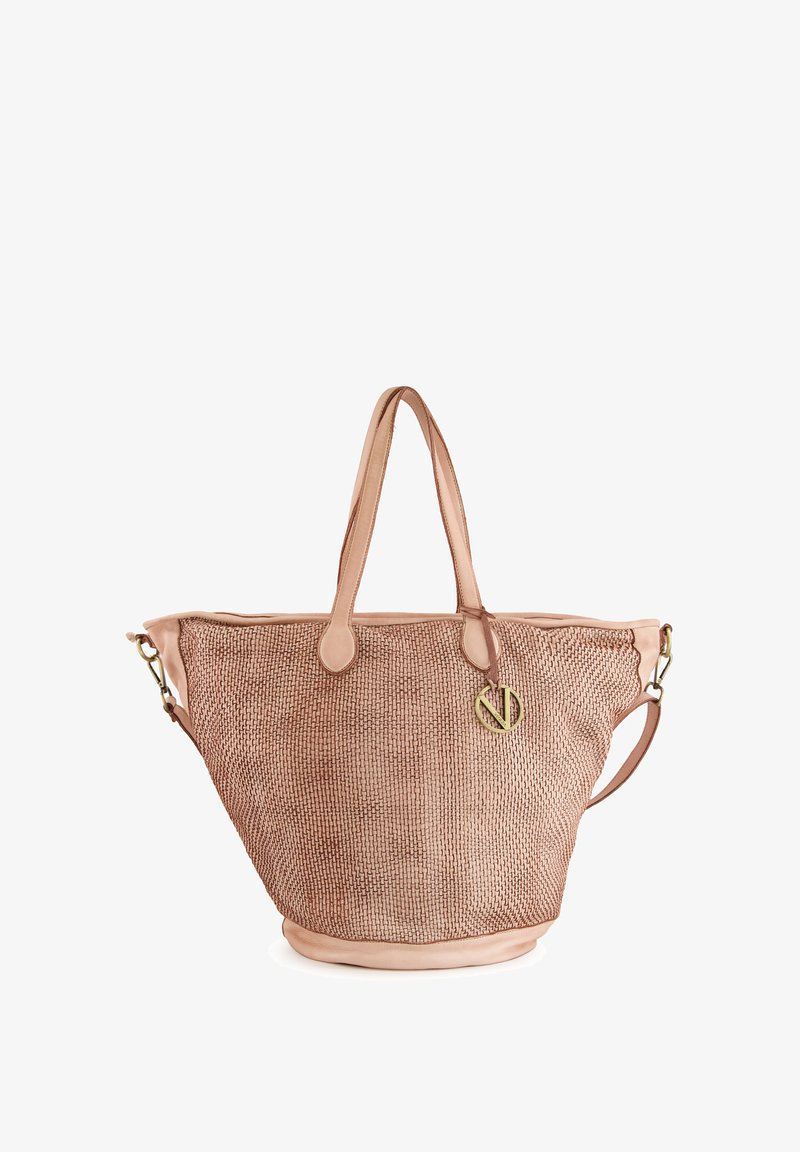 Grand sac fourre-tout en matériau tissé rose clair avec une base en cuir lisse, des poignées doubles et des accessoires en métal doré. Présente un design texturé.